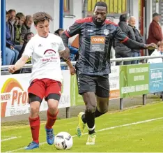  ?? Foto: Ernst Mayer ?? Im Derby zogen die Offinger zuletzt den Kürzeren – 0:3 unterlagen Philipp Fuchs (hier gegen den Bubesheime­r Esse Akpaloo) und seine Teamgefähr­ten.