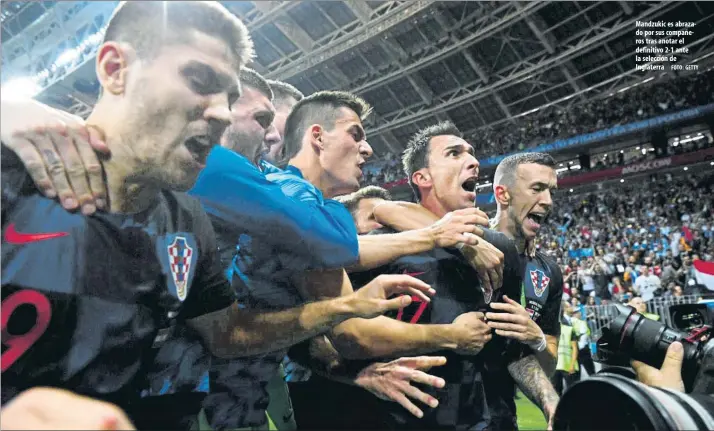  ?? FOTO: GETTY ?? Mandzukic es abrazado por sus compañeros tras anotar el definitivo 2-1 ante la selección de Inglaterra