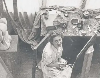  ?? VIVIANA GIL ?? Yente en el taller de Juan Del Prete, 1937.