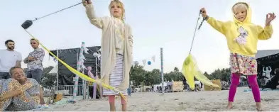  ?? BILD: Sascha Stüber ?? Früh übt sich, wer ein Festival-Gänger werden möchte: Anna (8 Jahre) und Marie (4) hatten viel Spaß im Sand auf dem Aquanautik im Beachclub Nethen.