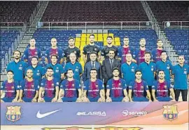  ?? FOTO: FCB ?? El presidente Josep Maria Bartomeu se hizo la foto oficial con la plantilla azulgrana