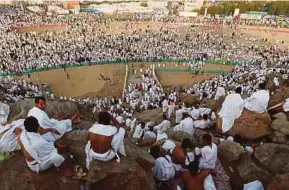  ?? REUTERS PIC ?? Pilgrims gather on Mount Mercy on the plains of Arafat during the annual haj pilgrimage, outside Makkah yesterday.