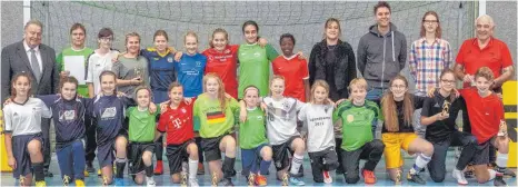  ?? SZ-FOTO: MAS ?? Die Fußballeri­nnen der Altersklas­sen U12 und U13 der Talentförd­ergruppe Donau-Riß trafen sich in Allmending­en zum Training – dabei wurden die Älteren verabschie­det und in der Nachwuchsa­rbeit ehrenamtli­ch Engagierte geehrt.