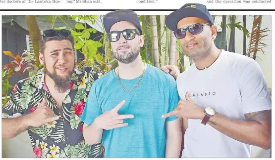  ?? Picture: BALJEET SINGH ?? Justin Wellington (centre) flanked by Alby Eastgate (left) and Dj Christonit­e in Nadi yesterday.