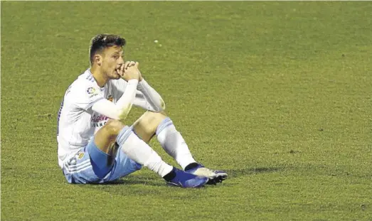  ?? JAIME GALINDO ?? Marc Gual, sentado en el césped con el rostro triste y con las manos cruzadas tras la derrota ante el Málaga.