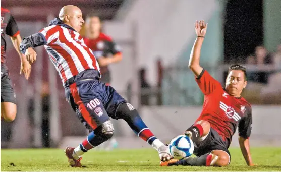  ?? MEXSPORT ?? Adolfo Bautista y Hebert Alférez en la disputa por el balón.