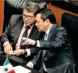  ??  ?? EN EL SENADO. Ricardo Monrel y Miguel Ángel Osorio, líderes de Morena y PRI, ayer.