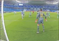  ??  ?? Momento en el que Llorente zancadille­a a Vinicius. Penalti.