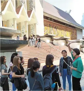  ?? ?? a Museum Volunteers guide (in green) briefing a group of students outside Muzium Negara. – Museum Volunteers JMM