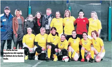  ??  ?? Parte de las jugadoras del equipo de fútbol de la Santa Sede.