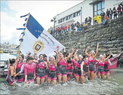  ?? FOTO: UNANUE ?? Txapelduna­k! Las bateleras de San Juan celebran, chapoteand­o en el agua del muelle, su cuarta Bandera de La Concha