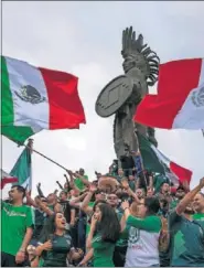  ??  ?? BANDERAS. Mexicanos celebrando la victoria en Ciu
