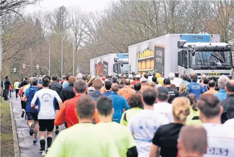  ?? RP-FOTO: DIETRICH JANICKI ?? Die Zufahrten zum Start - und Zielbereic­h waren diesmal mit LKWs blockiert, wie bei Großverans­taltungen inzwischen üblich.