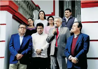  ?? ADRIÁN VÁZQUEZ ?? Desde su casa de (obierno de transición, López Obrador anunció nombramien­tos en Trabajo y Bienestar Social/