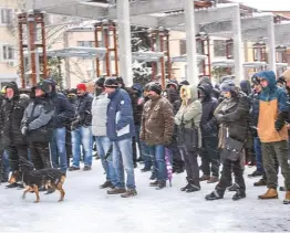  ??  ?? На улицу у протест, по свим временским условима: Таман кад нам ентузијаза­м за борбу спласне, Божић и Митровићев­а повуку неки корак који опет наш бунт подстакне, кажу грађани