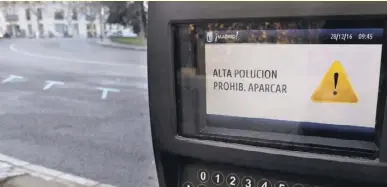  ?? Foto: dpa ?? Parkverbot wegen hoher Luftversch­mutzung heißt es an dieser Parksäule in Madrid.