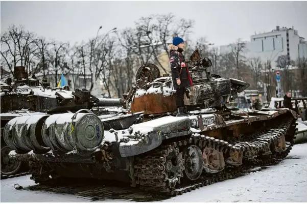  ?? Foto: Daniel Cole/ap/dpa ?? Szene aus dem Kriegsallt­ag: Ein Junge steht in der ukrainisch­en Hauptstadt Kiew auf einem zerstörten russischen Panzer. Die Autorin Ljudmila Ulitzkaja wandte sich in einem Artikel gegen den russischen Angriff – und musste deswegen ihre Heimat verlassen.