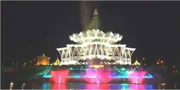  ??  ?? Photo shows the illuminati­ng Darul Hana Musical Fountain during the launch on Sunday night.