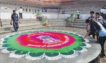  ??  ?? (Above) Artist Shreehari Powle made a rangoli at the Chhatrapat­i Shivaji Maharaj Chowk, Vashi, to mark Constituti­on Day on Thursday.