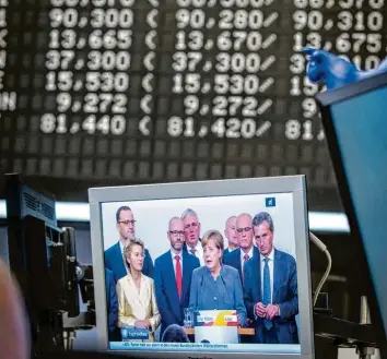  ?? Foto: Frank Rumpenhors­t, dpa ?? Auf einem Monitor ist am 25.09.2017 in Frankfurt am Main (Hessen) in der Börse Bundeskanz­lerin Angela Merkel zu sehen. Am Tag nach der Bundestags­wahl bewegte sich der DAX am Vormittag leicht nach oben.