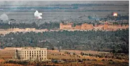  ?? GETTY-AFP ?? Smoke near ancient ruins Thursday reflects the advance of Syrian forces in Palmyra.