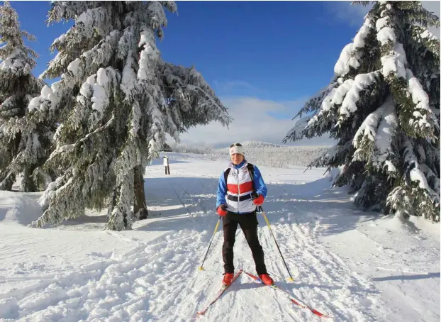  ?? Foto: Michael Juhran ?? Kennt sich aus: Eva Nduwimana ist im regionalen Skigebiet rund um Boží Dar für die Koordinier­ung der Loipenpräp­arierung zuständig.
Selbst auf den Nebenloipe­n ist es nahezu unmöglich, sich bei der ausgezeich­neten Ausschilde­rung zu verfahren. Mal ist man auf dem Christkind­weg, dann auf dem Jens-Weißflog-Weg unterwegs.