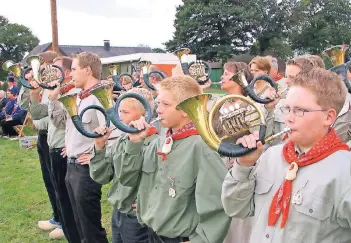  ??  ?? Wie hier im Jahre 2004 treten die Uefter Jagdhornbl­äser alle fünf Jahre beim Schützenfe­st der Uefte-Overbecker Trachtensc­hützen auf.