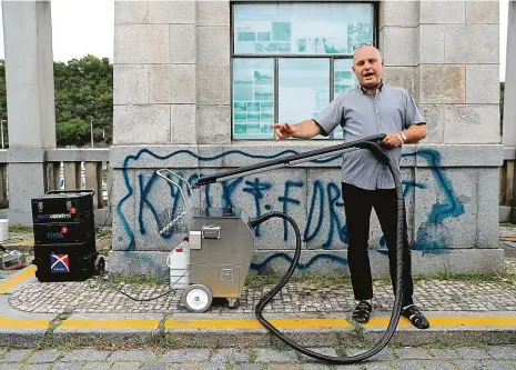  ?? Foto: Michal Šula, MAFRA ?? Jak vyčistit Prahu Pomalý postup úřadů donutil primátora přehodnoti­t postupy magistrátu ve věci odstranění graffiti a uspořádal workshop s Miloslavem Černým (na snímku), který předvedl čištění graffiti. Výstupy z akce předá primátor radní pro kulturu i náměstkovi pro dopravu.