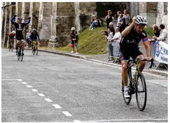  ??  ?? Xavier Rochette franchit la ligne d’arrivée en vainqueur. Un peu plus loin derrière, ses équipiers peuvent également lever les bras, car c’est un joli triplé que l’US Maule Cyclisme parvient à réaliser.