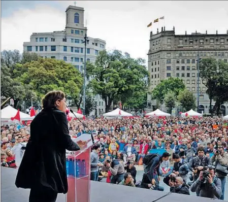  ??  ?? Ada Colau eligió la plaza Catalunya para el acto más importante de la campaña de BComú
