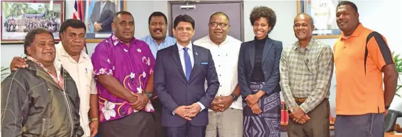  ?? Photo: DEPTFO News ?? Attorney-General Aiyaz Sayed-Khaiyum with iTaukei landowners whose applicatio­ns had received approval to receive Government funding and support for their planned residentia­l and commercial subdivisio­n.