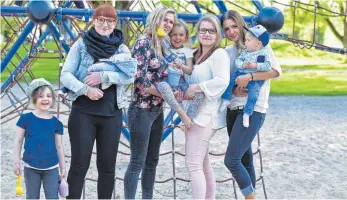  ?? FOTO: SUSI DONNER ?? Noch ohne Osterhasen und Ostereier, weil die gibt es ja erst am Ostersonnt­ag: Desirée Jacqout (mit Jack und Lélia), Nadja Halder mit Lilli und Diana Pollet und Denise Halder mit Milan. Ostersonnt­ag suchen sie mit ihren Kindern gemeinsam im Garten, was...