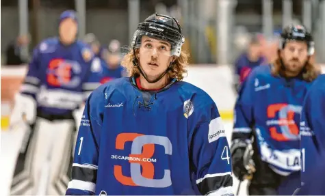  ?? Archivfoto: Thorsten Jordan ?? Nicolas Strodel (vorne) war nach seiner Verletzung­spause in Deggendorf wieder dabei – und erzielte gleich zwei Tore für die Landsberg Riverkings.