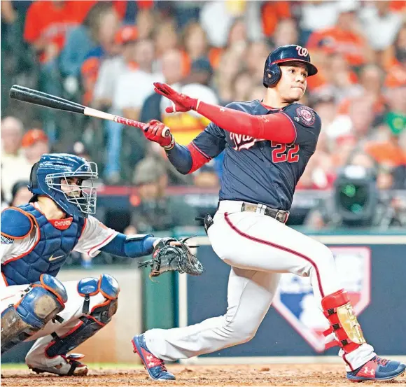  ??  ?? BATAZO. Juan Soto, pelotero de los Nationals de Washington, conecta un cuadrangul­ar en el partido que apalearon de visita a los Astros de Houston.