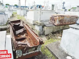  ??  ?? Todavía el camposanto de Lares sigue destrozado tras el huracán, por lo que el municipio habilitó un área para recibir las ofrendas florales el domingo.