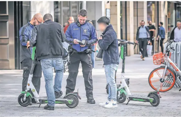  ?? RP-FOTO: HANS-JÜRGEN BAUER ?? Das Ordnungsam­t kontrollie­rt die Fahrer von E-Scootern in Düsseldorf – betrunken fahren oder telefonier­en ist zum Beispiel verboten.