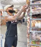  ?? CHERYL EVANS/USA TODAYY NETWORK ?? Jovaughn McCoy looks for bread at United Food Bank in Mesa, Ariz.