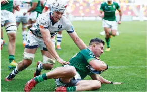  ?? ?? Extra man: Mike Willemse scores Irish’s second try