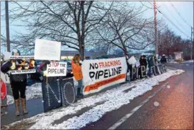  ?? TANIA BARRICKLO — DAILY FREEMAN ?? Representa­tives from the groups New Paltz Climate Action Coalition, Protecting Our Waters, Citizens For Local Power, and CODE ( Citizens Oppose Dirty Energy) lined Main Street at South Putt Corners Road in New Paltz in December 2014to show their...