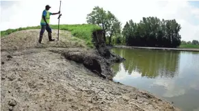  ?? CHARLIE RIEDEL/AP ?? The Army Corps of Engineers is preparing its estimates for repairs to the levees along the Missouri River in Missouri.