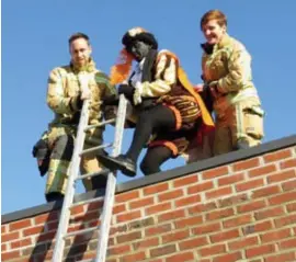  ?? FOTO JOGE ?? De brandweer redde zwarte Piet, gelukkig was het een oefening.