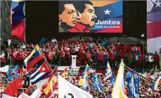  ?? Carlos Becerra / AFP / Getty Images ?? Venezuelan President Nicolas Maduro, center, and first lady Cilia Flores attend a rally Tuesday after submitting his presidenti­al registrati­on in Caracas. The election is set for April 22.