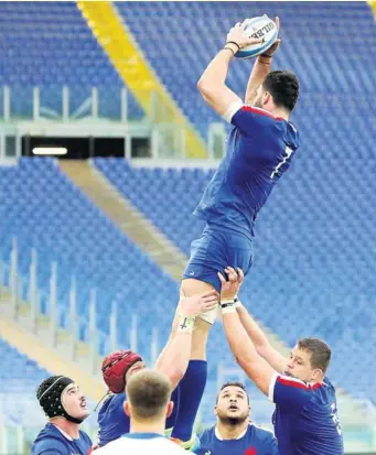  ?? Photo Midi Olympique - Patrick Derewiany ?? Une prise balle française en Italie. Ici Charles Ollivon.