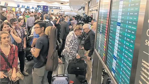  ??  ?? Día de furia. El 8 de noviembre los gremios paralizaro­n la actividad de Aerolíneas por 11 horas. Afectaron a 258 vuelos y 30.000 pasajeros.