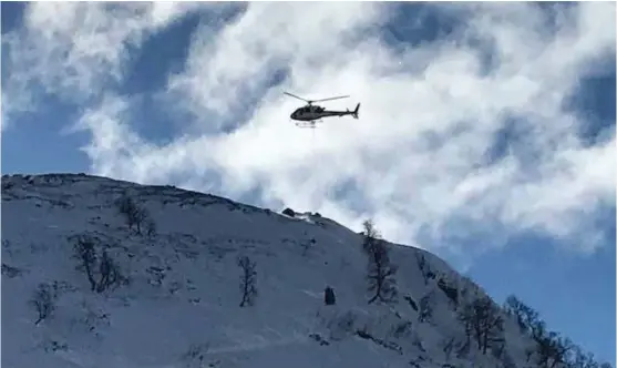  ?? FOTO: STATENS VEGVESEN ?? RASOMRÅDET: Daisybelle­n, som henger under helikopter­et, sender trykkbølge­r som gjør at snøen løsner.