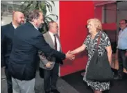  ??  ?? Juan Cantón recibe a la alcaldesa Carmena.