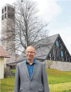  ?? FOTO: GISELA SPRENG ?? Pfarrer Niels Hoffmann verlässt nach guten fünf Jahren die evangelisc­he Kirchengem­einde Wehingen und damit den Heuberg und tritt im Juni seine neue Stelle in Malmsheim an.