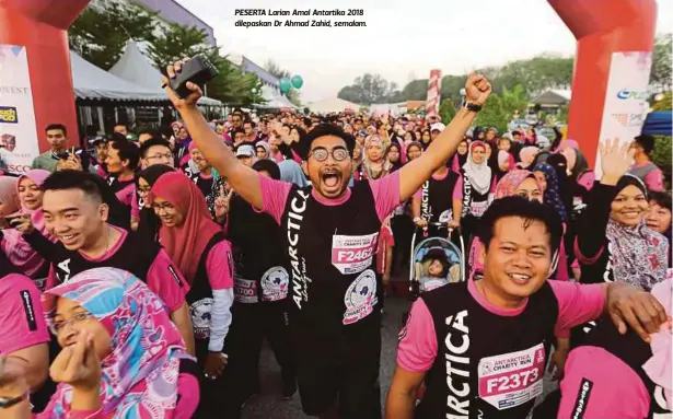  ??  ?? PESERTA Larian Amal Antartika 2018 dilepaskan Dr Ahmad Zahid, semalam.