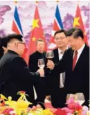  ?? AFP ?? Kim Jong-un y Xi Jinping (der.) durante un brindis en Pekín.