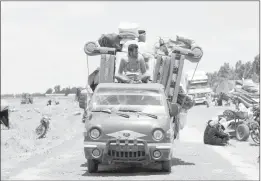  ??  ?? Des déplacés internes de la province de Deraa arrivant près des hauteurs du Golan, à Quneitra en Syrie